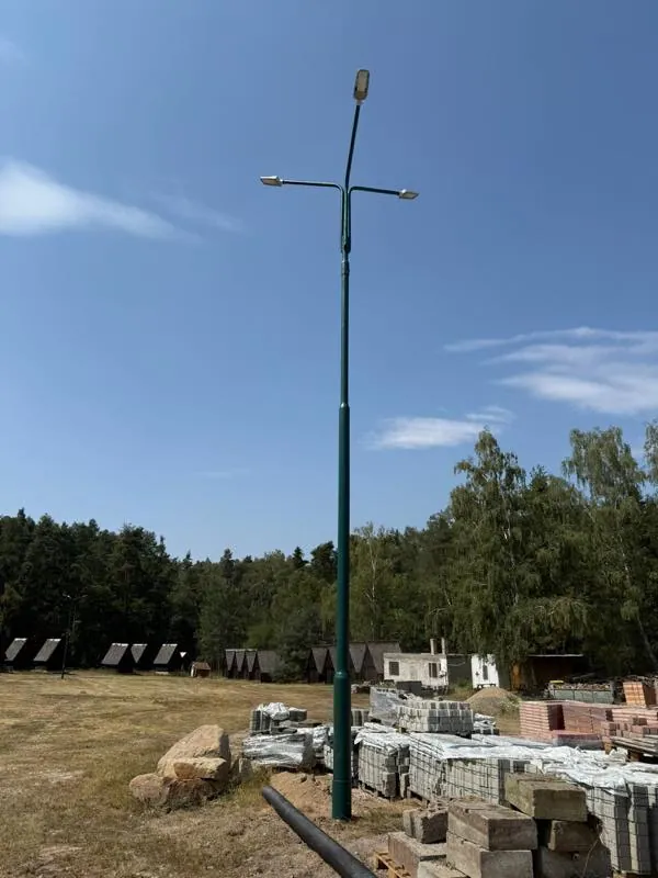 Stožár veřejného osvětlení s výložníky