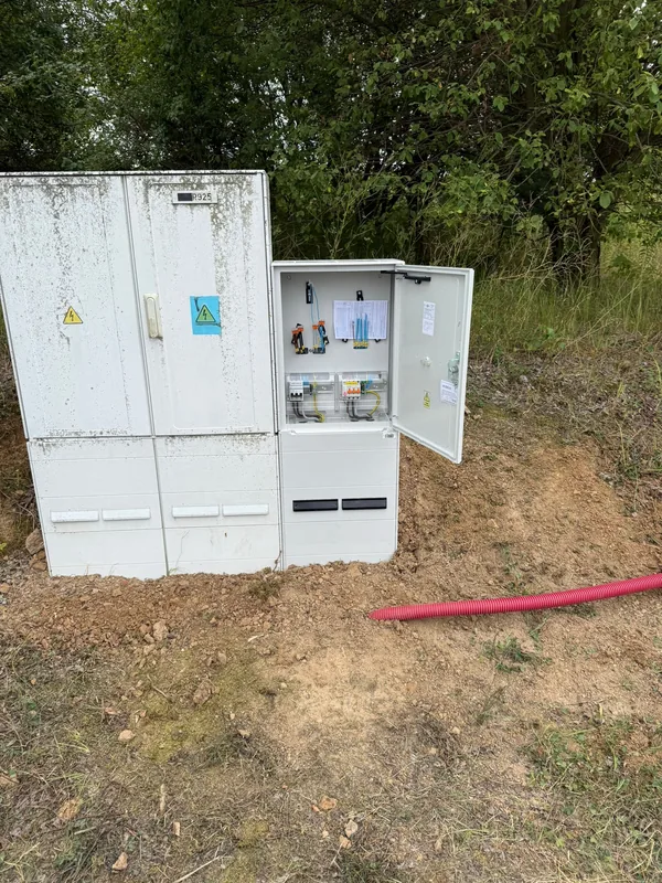 Sestava přípojkových skříní s otevřenou elektroměrovou skříní