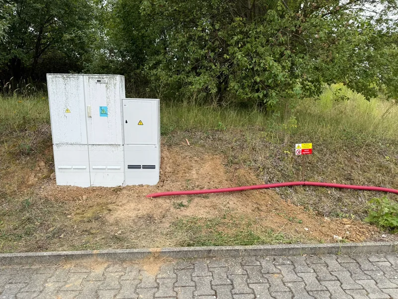 Osazené přípojkové skříně u zpevněné plochy
