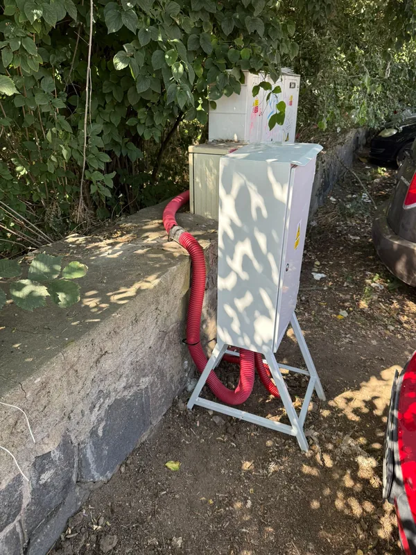 Staveništní rozvaděč na stojanu u opěrné zdi