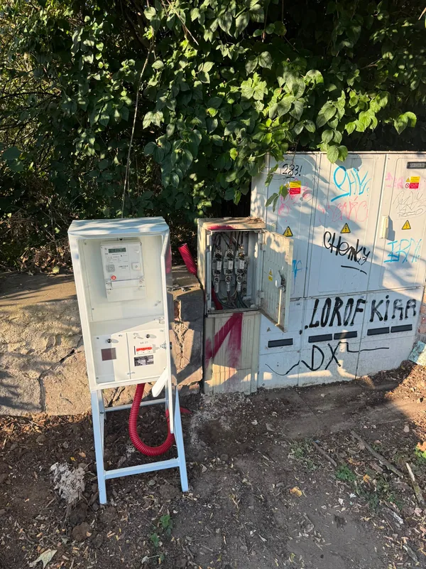 Elektroměrový rozvaděč vedle stávající distribuční skříně