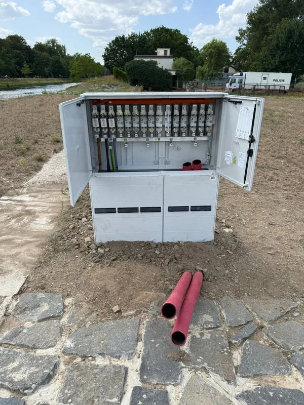 Detail pojistkových lišt v přípojkové skříni