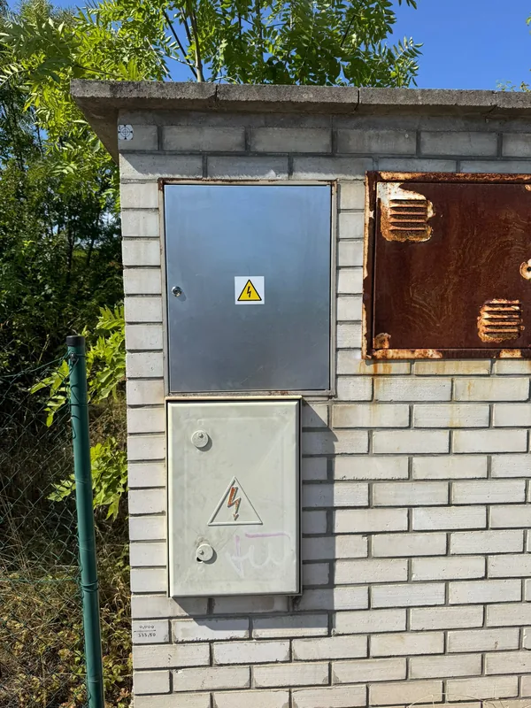 Zděný pilíř s elektroměrovým a přípojkovým rozvaděčem