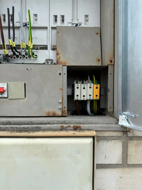 Detail zapojení vodičů v rozvodné skříni