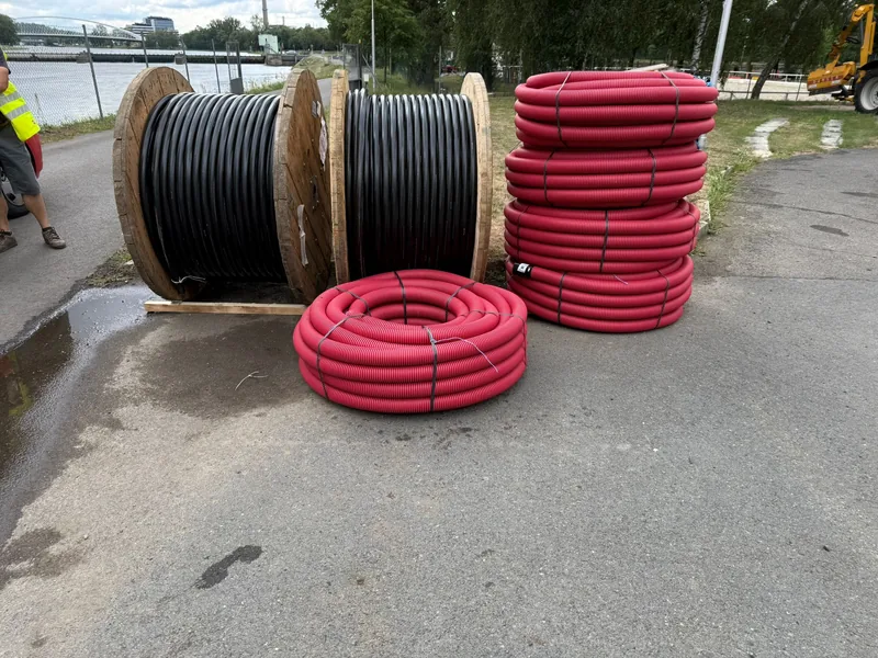 Materiál na stavbě – bubny s kabely a chráničky HDPE