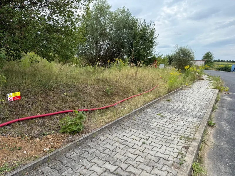 Trasa chráničky podél zpevněné komunikace