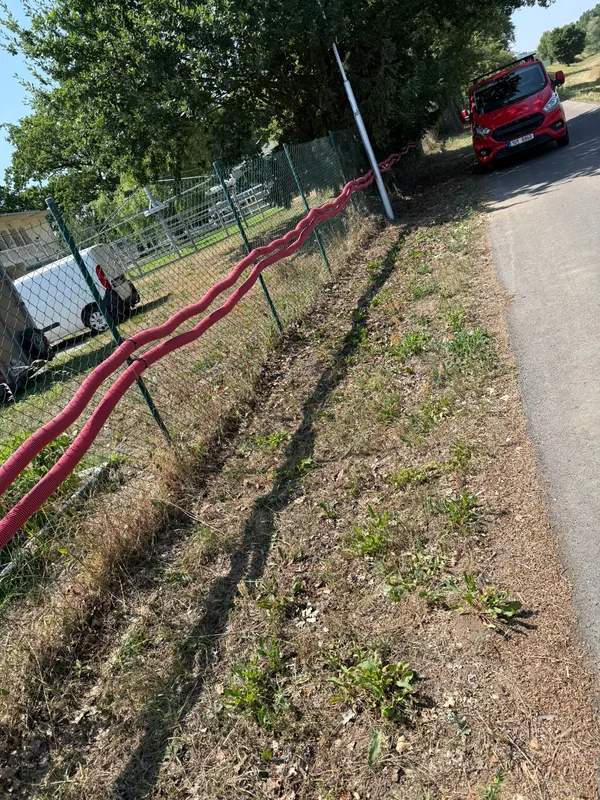 Souběh trasy s oplocením podél příjezdové cesty