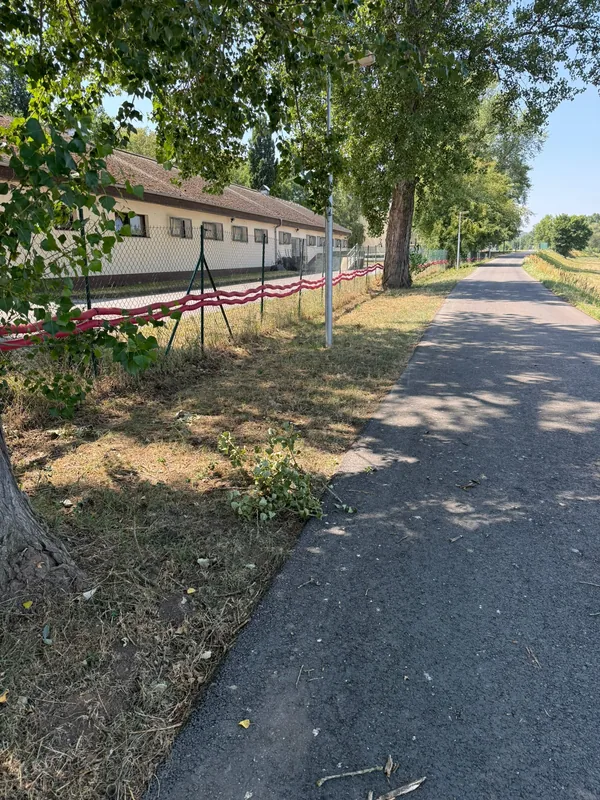 Vedení chráničky podél objektu a pěší komunikace