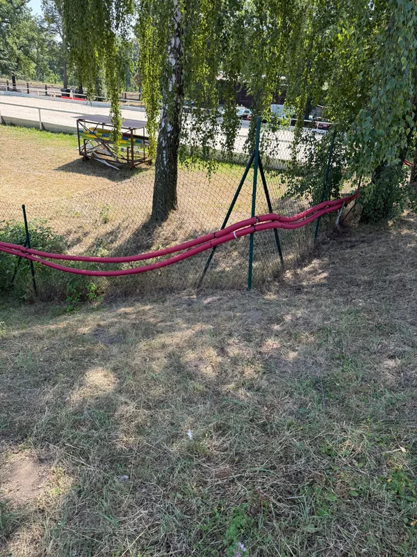 Trasa chráničky podél oplocení u komunikace