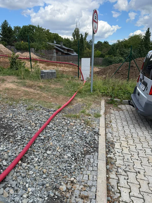 Vedení chráničky přes zpevněnou plochu k vjezdu